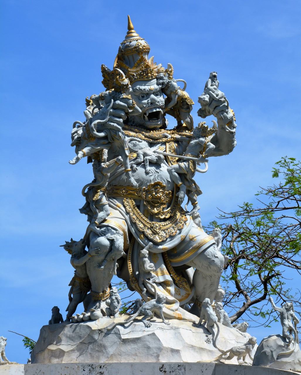Eine von vielen Götterstatuen in Bali. Aber welcher war das doch gleich?